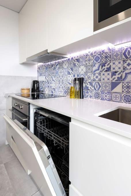 Lisbon Central Apartment With Balcony Exterior photo